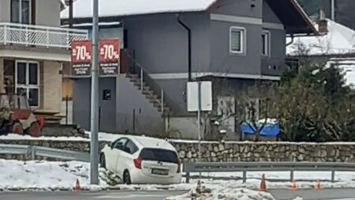 Za sada nema informacija o tome kako je došlo do izlijetanja automobila, da li se vozilo kretalo unazad ili je riječ o drugom uzroku