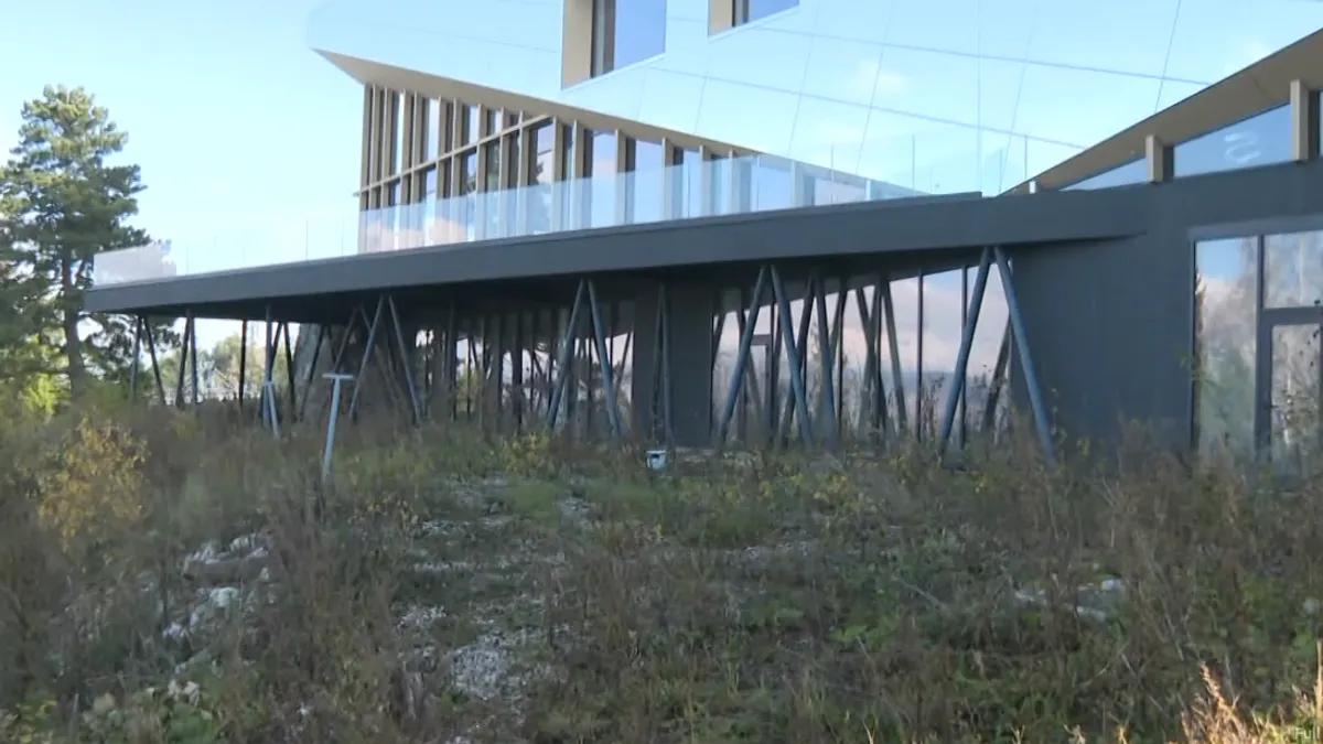 Trebević gleda na Sarajevo, ali 'Vidikovac' ne gleda ni na šta. Samo čeka, kao i građani, da neko napokon preuzme odgovornost i otključa vrata.