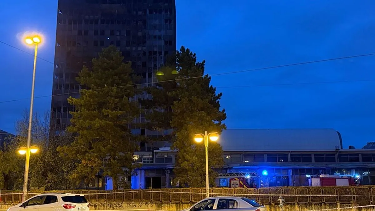 Vatrogasci su tokom noći imali četiri intervencije radi pojavljivanja dima u neboderu.