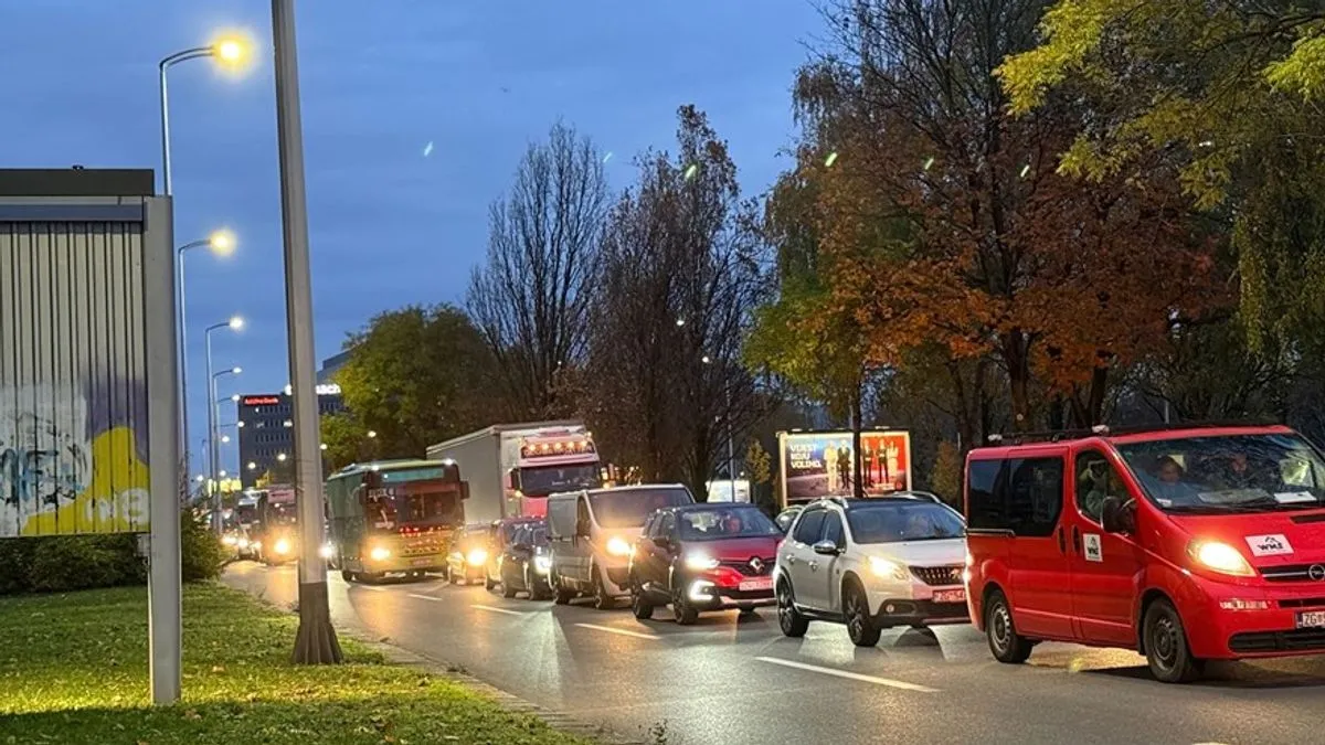 Vatrogasci su tokom noći imali četiri intervencije radi pojavljivanja dima u neboderu.