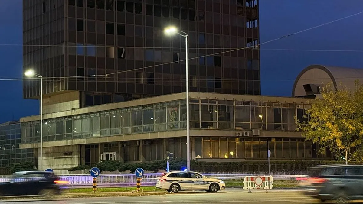 Vatrogasci su tokom noći imali četiri intervencije radi pojavljivanja dima u neboderu.