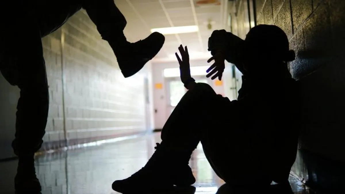 Povrijeđenom maloljetniku ukazana je ljekarska pomoć u Urgentnom centru, gdje su mu konstatovane teške povrede glave