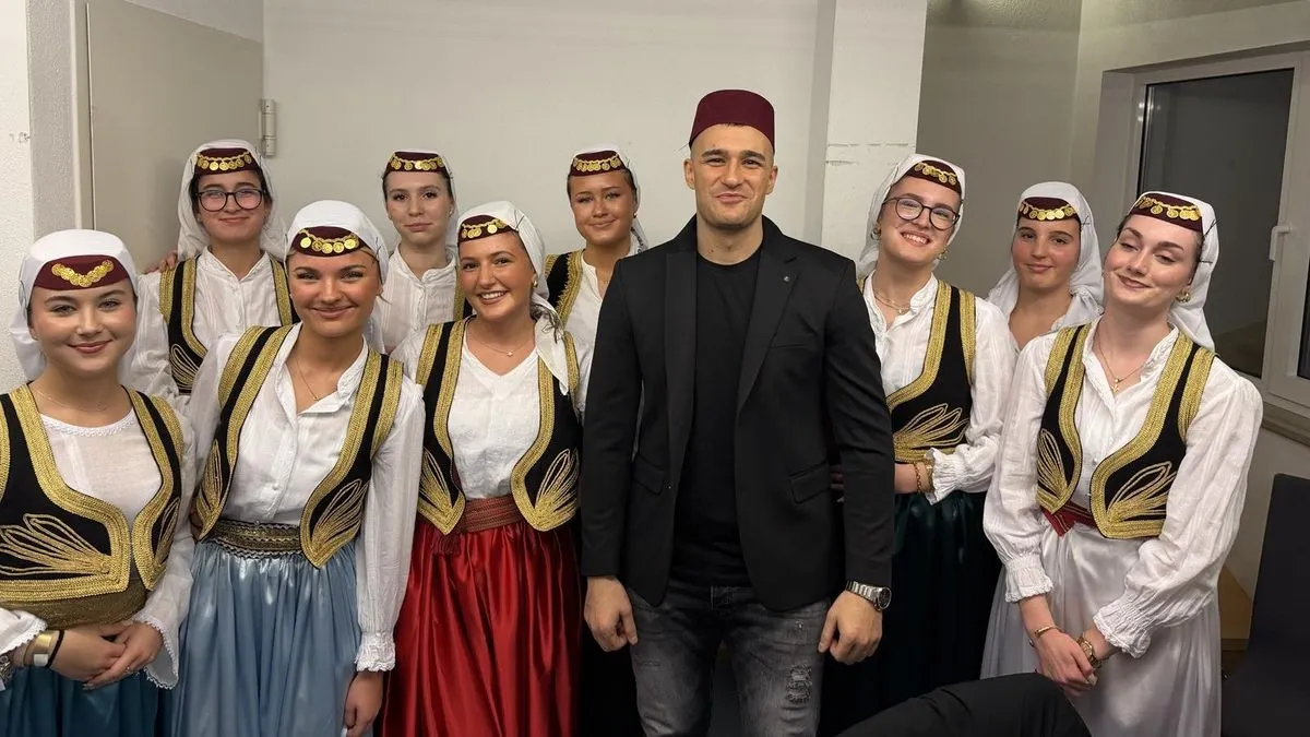 Na binu su tu večer igru pod nazivom ‘Sarajka djevojka’ donijeli članovi folklorne sekcije KUD’Mladi biseri’ iz Stuttgarta.