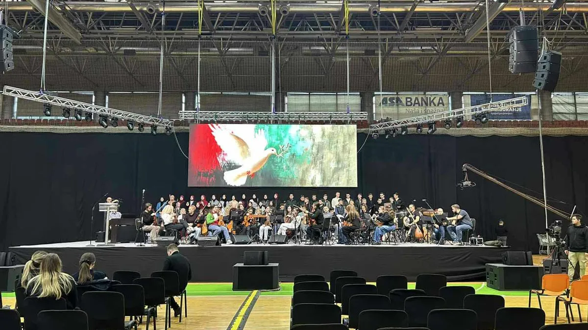 Organizator koncerta je Vlada Zeničko-dobojskog kantona, a nastoji se poslati jako važna poruka da ljudskost neće ustuknuti pred nasiljem.