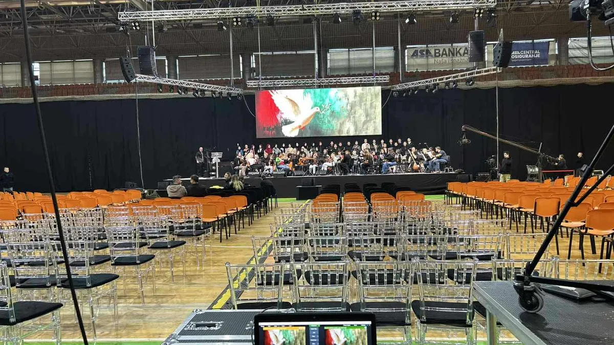 Organizator koncerta je Vlada Zeničko-dobojskog kantona, a nastoji se poslati jako važna poruka da ljudskost neće ustuknuti pred nasiljem.