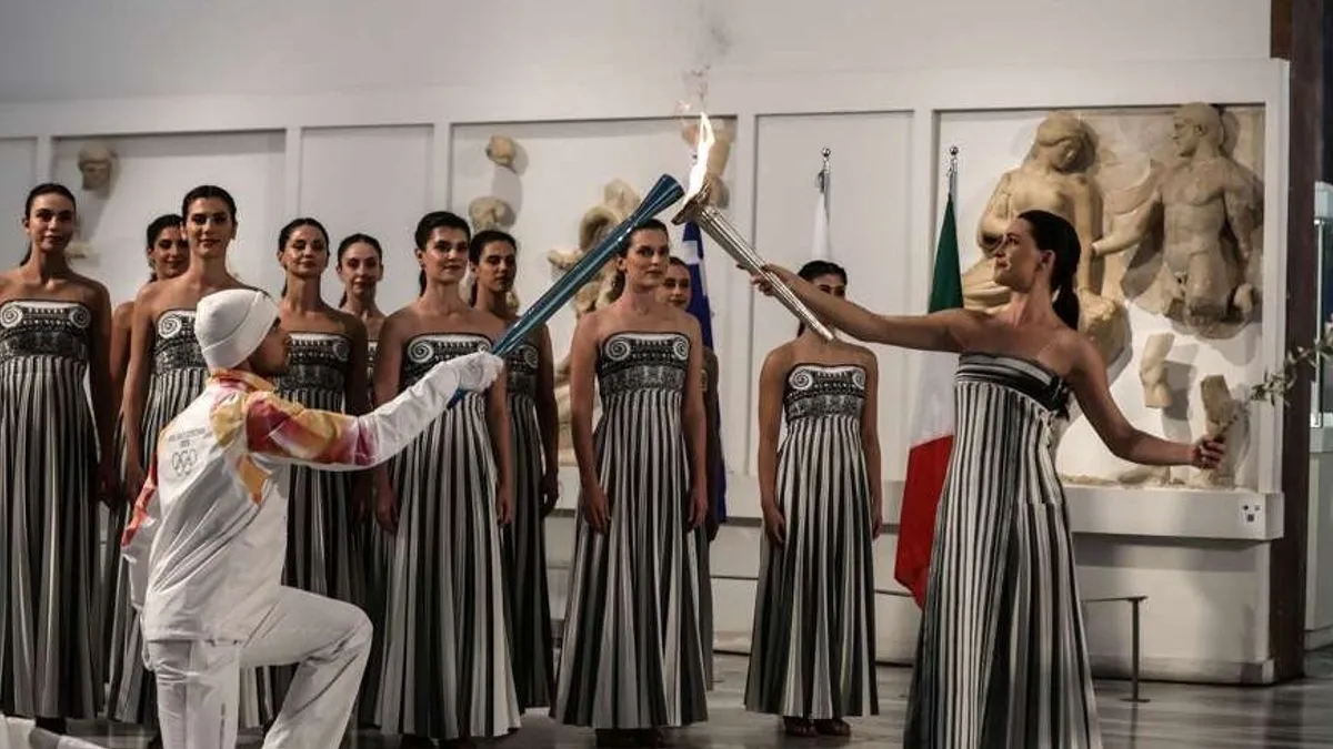 Prvi nosilac baklje bio je grčki veslač Petros Gajdacis, osvajač bronzane medalje na Igrama u Parizu 2024. godine. 