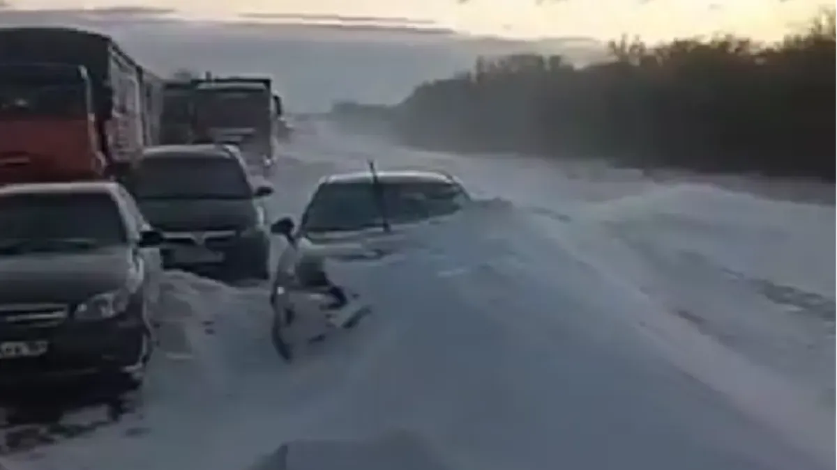 Na čišćenju puteva i ulica angažirano je gotovo 1.500 mašina, a za manje od 24 sata utrošeno je 18.000 tona mješavine pijeska i soli