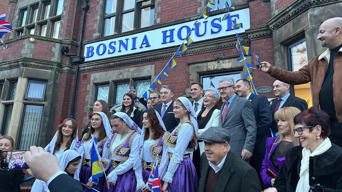 Govoreći o Danu državnosti predsjedavajući Predsjedništva BiH Željko Komšić poručio je da Bosna i Hercegovina i danas živi ideju ZAVNOBiH-a iz 1943. i 1944 godine