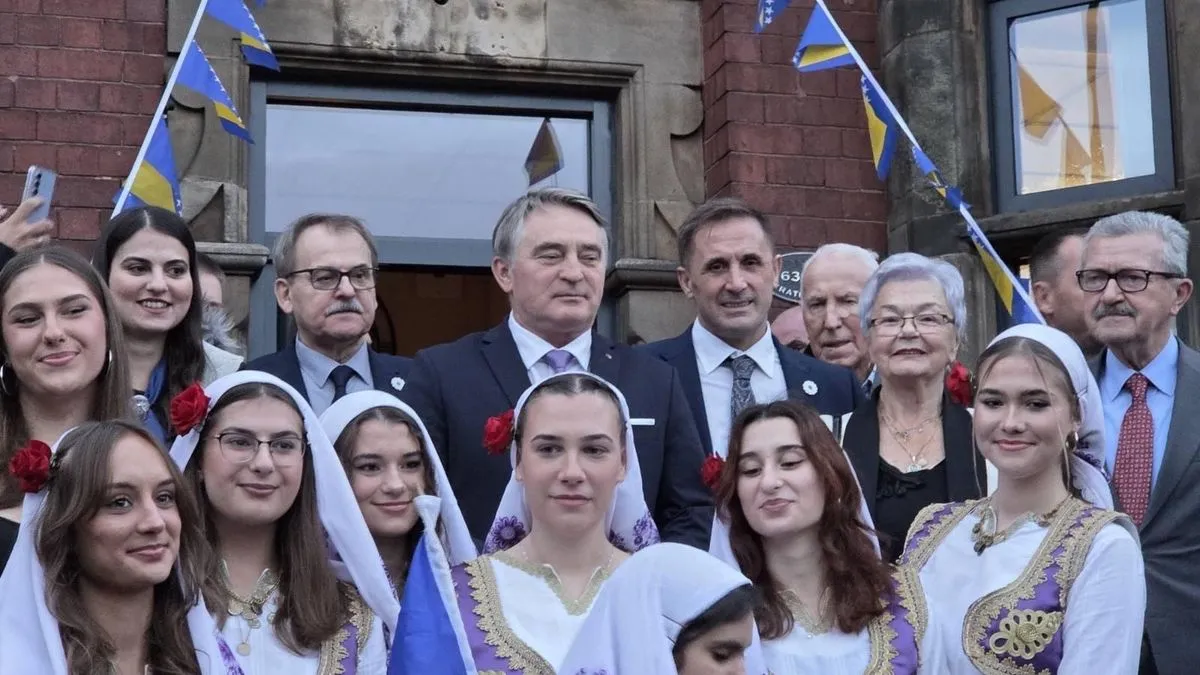 Govoreći o Danu državnosti predsjedavajući Predsjedništva BiH Željko Komšić poručio je da Bosna i Hercegovina i danas živi ideju ZAVNOBiH-a iz 1943. i 1944 godine