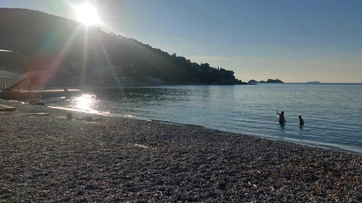 Dubrovčani prvi dan zime proveli na plaži: Najhrabriji su se i okupali