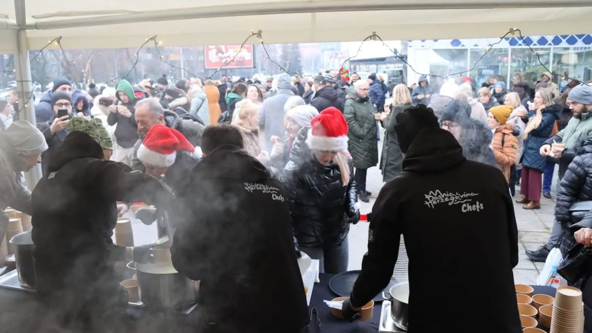 Park nacionalnih manjina, u ulici Zmaja od Bosne, bio je mjesto okupljanja građana svih generacija, razgovora i razmjene lijepih želja. 