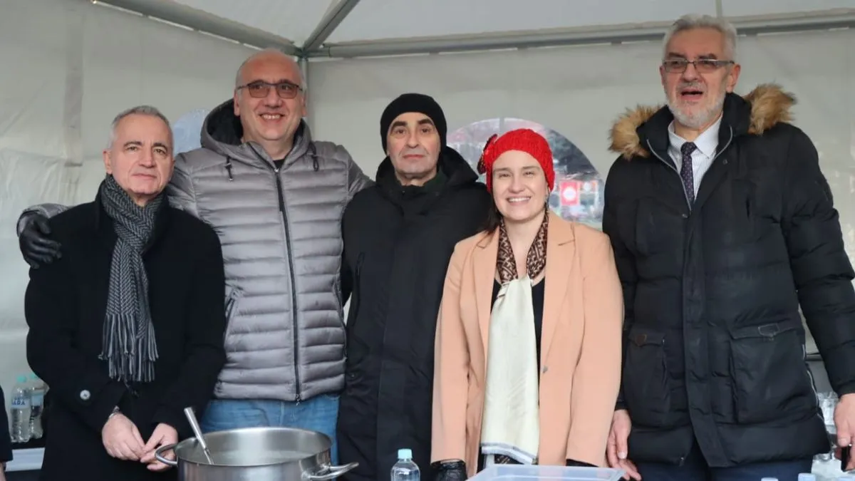 Park nacionalnih manjina, u ulici Zmaja od Bosne, bio je mjesto okupljanja građana svih generacija, razgovora i razmjene lijepih želja. 