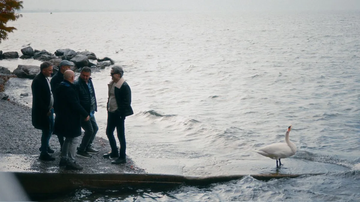 Riječ je o snažnoj muzičkoj priči koja govori o empatiji, podršci i bezuslovnoj ljubavi u trenucima kada je ona najpotrebnija