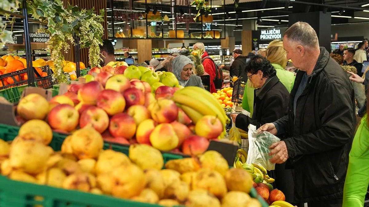  Pored Bingo marketa, na spratu centra s radom su započeli i prvi zakupci koji dodatno obogaćuju ponudu gastronomije, rekreacije i zabave