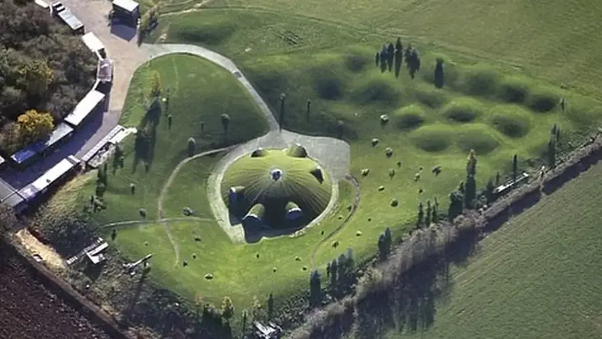 Kultno brdo prekriveno travom koje je ustvari bila kućica Teletabisa nalazilo se u Wimpstone Warwickshireu...