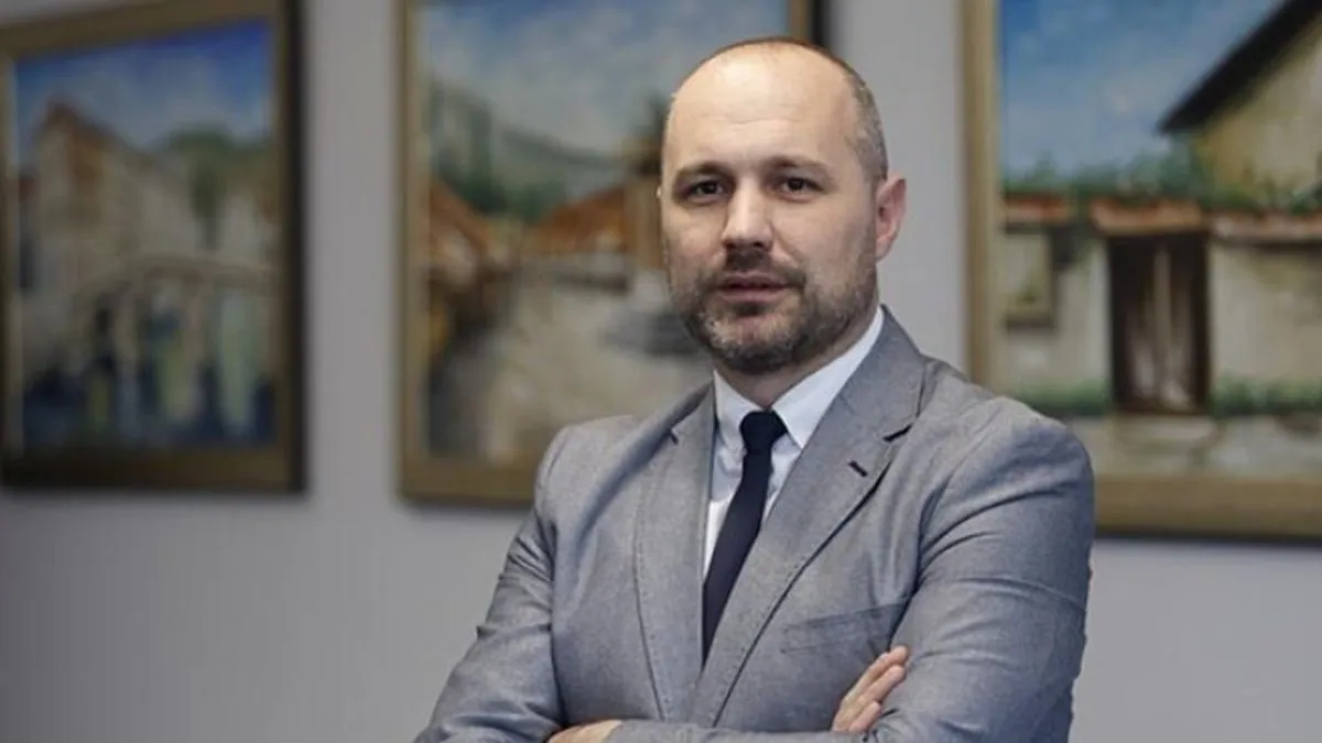 Prema odluci, njegovo udaljavanje s funkcije potrebno je radi sprečavanja mogućeg utjecaja na svjedoke ili dokumentaciju