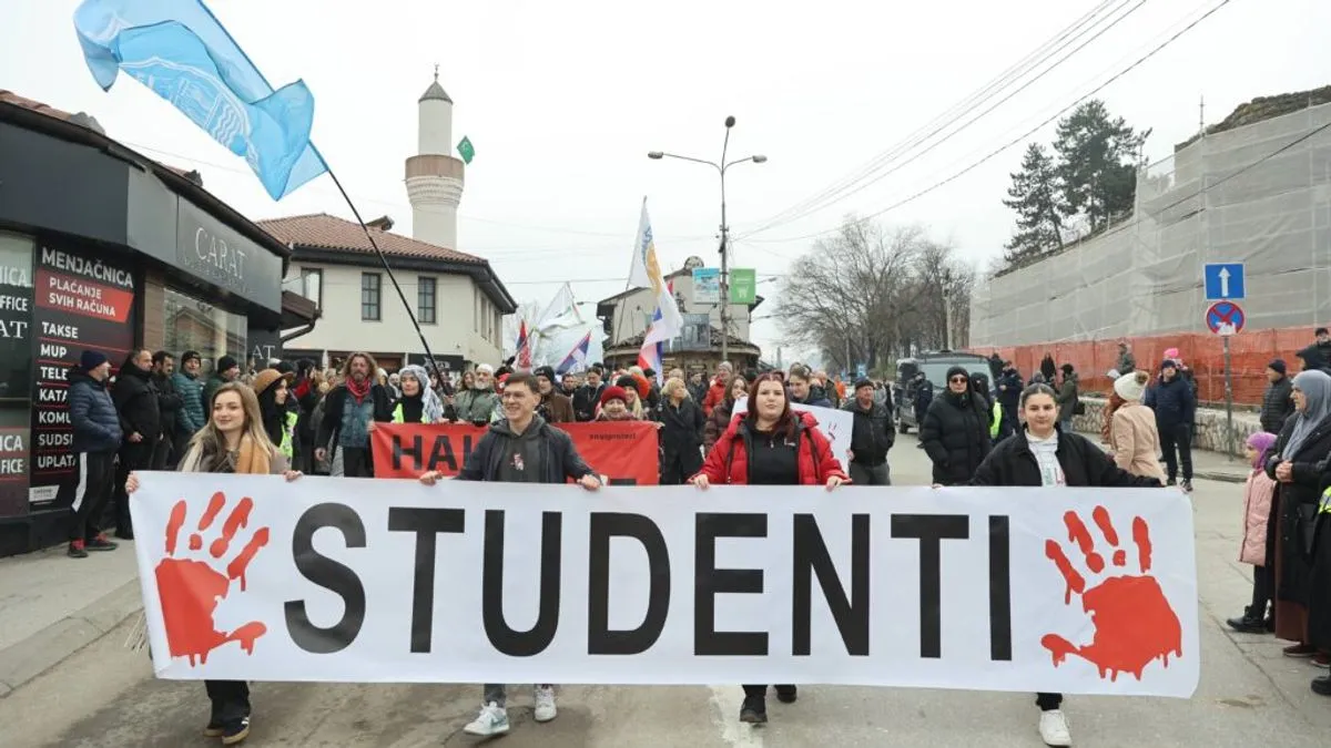 Prva fotografija Nadije i Save nastala je u aprilu ove godine na studentskom protestu u Kraljevu i ubrzo je postala viralna kao simbol međusobnog poštovanja i nade u dijalog