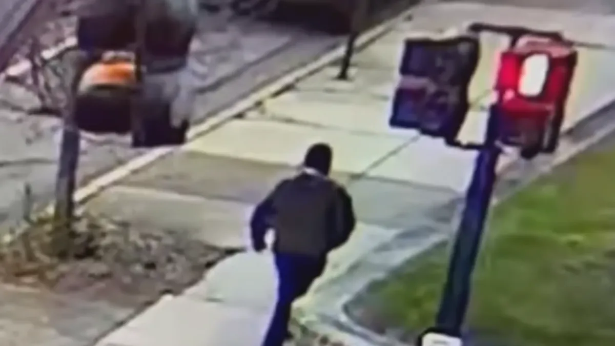 Sigurnosne mjere dodatno su pojačane širom grada, dok traje potraga za napadačem.