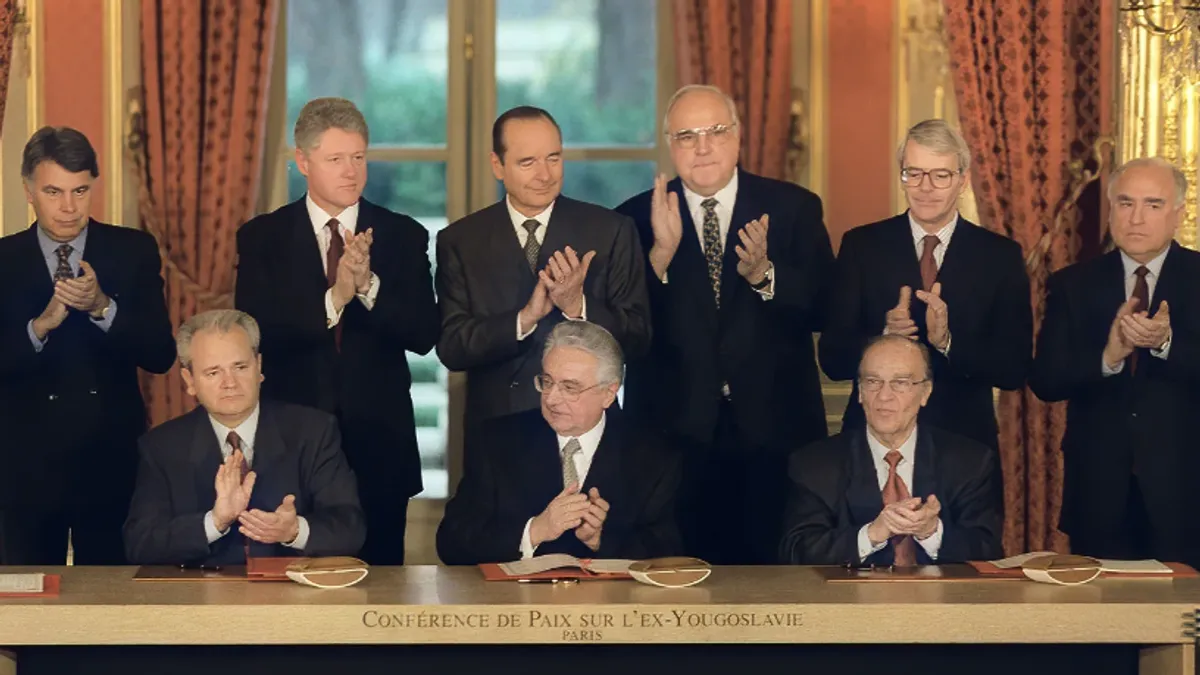 Ustavno-pravni okvir uspostavljen Dejtonom definira Bosnu i Hercegovinu kao složenu državu sastavljenu od dva entiteta i tri konstitutivna naroda.