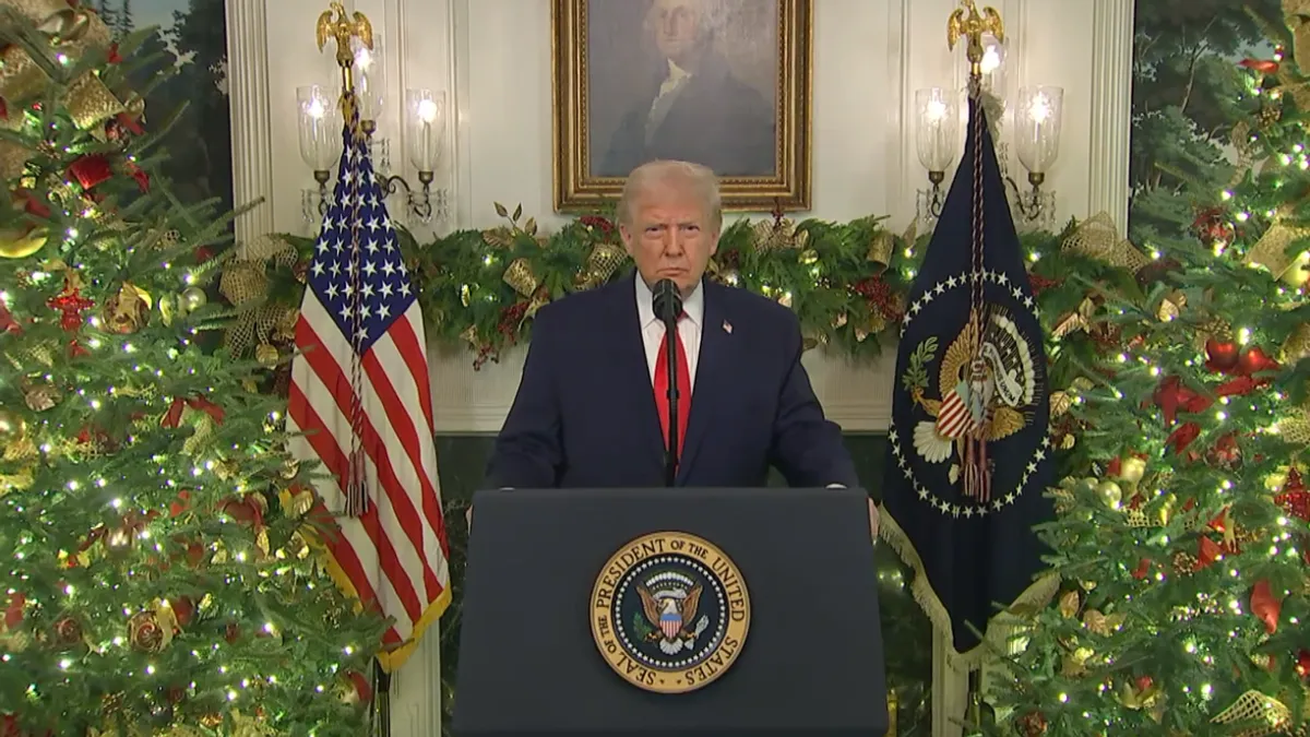 Dok su Trump i njegova supruga primili oko desetak poziva, predsjednik je često hvalio stanje u zemlji, ističući da je "u sjajnoj formi" i da su "brojke odlične".