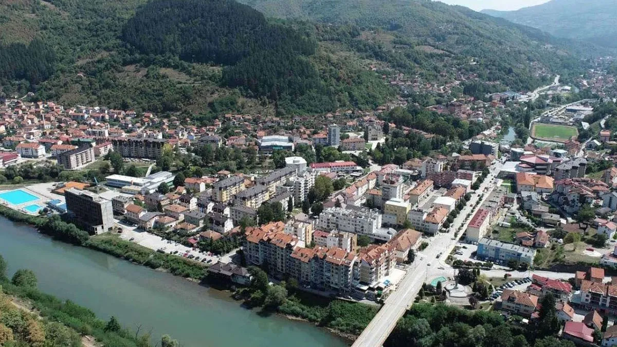 Optužen je da je izdavao naredbe policajcima, kao i lično učestvovao u pojedinim hapšenjima, odvođenju i protivpravnom zatvaranju civila...