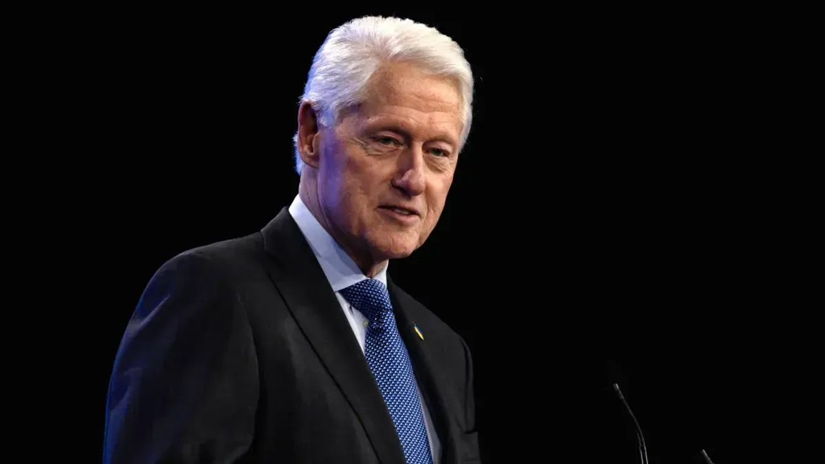 Portparol Clintona, Angel Ureña, naveo je da postoje dvije grupe ljudi