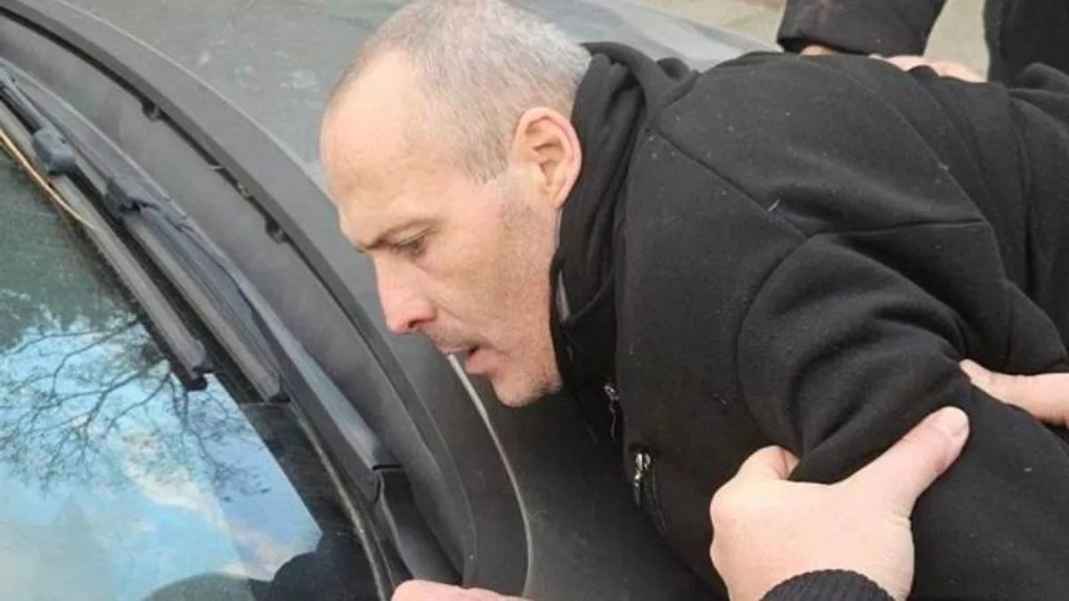 Drastična razlika u izgledu napadača na fotografijama javnosti je predstavljena kao loša upotreba alata vještačke inteligencije za čišćenje fotografija.