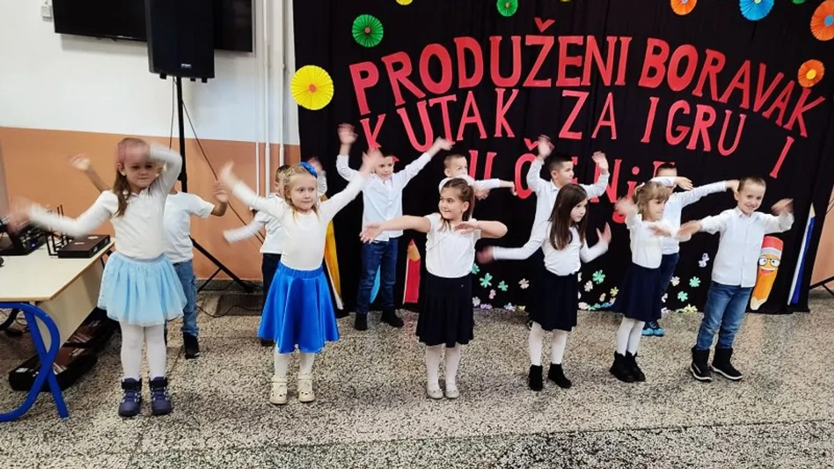 Učenici nižih razreda ove škole izveli su prigodan kulturno – umjetnički program