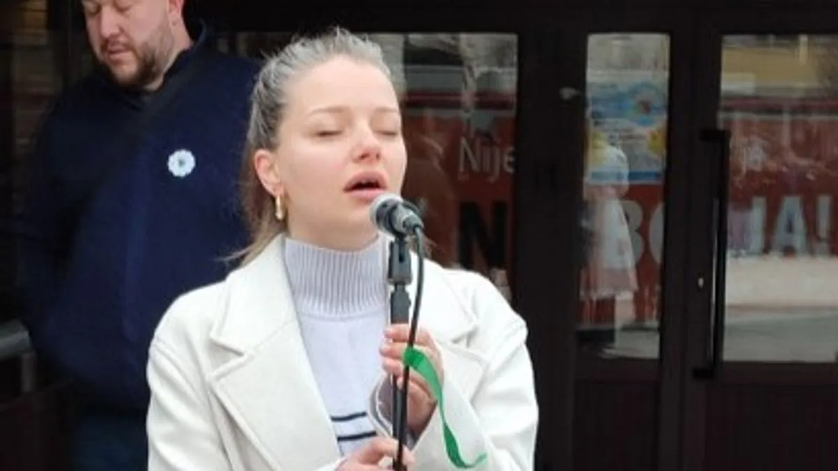 Prisutnima se obratio i općinski načelnik Migdad Hasanović, koji je istakao da je važno Srebrenicu pamtiti, ali ne samo kao žrtvu nego i kao heroja