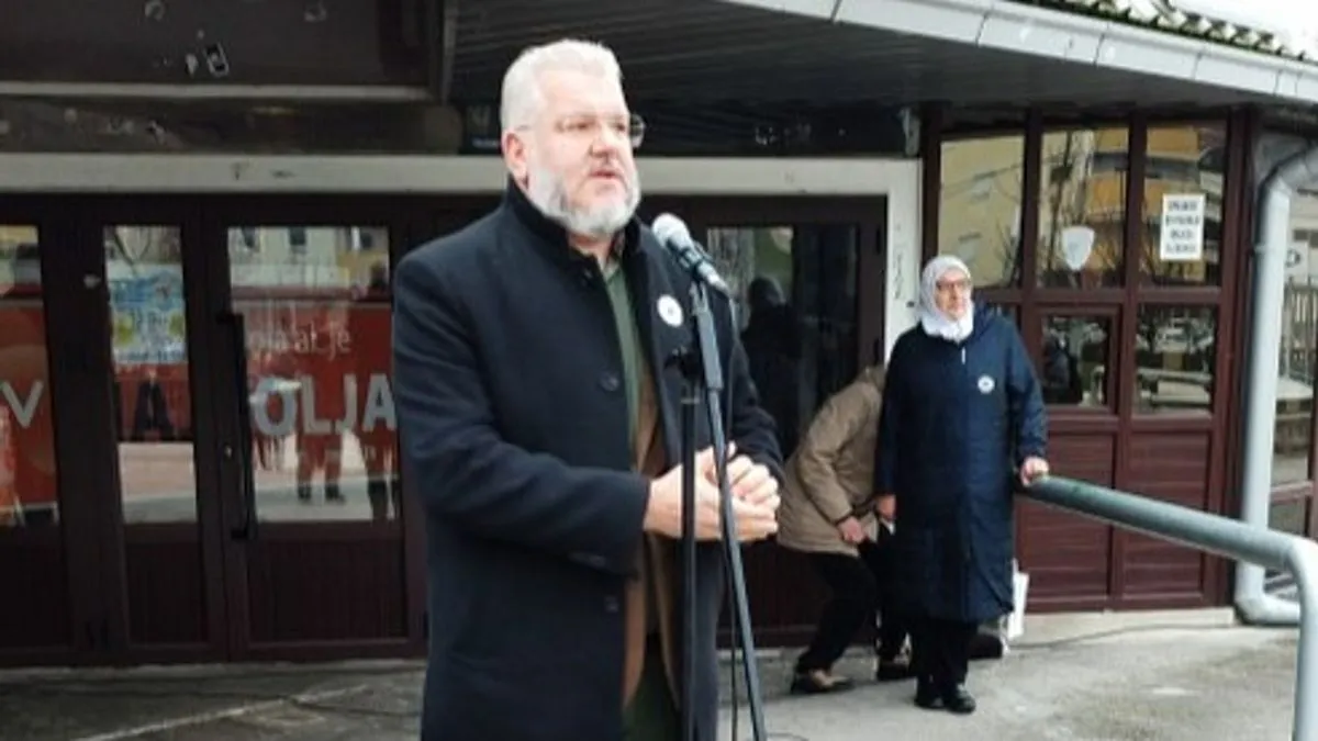 Prisutnima se obratio i općinski načelnik Migdad Hasanović, koji je istakao da je važno Srebrenicu pamtiti, ali ne samo kao žrtvu nego i kao heroja