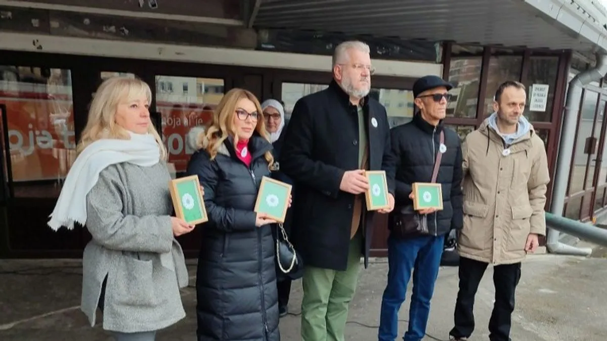 Prisutnima se obratio i općinski načelnik Migdad Hasanović, koji je istakao da je važno Srebrenicu pamtiti, ali ne samo kao žrtvu nego i kao heroja
