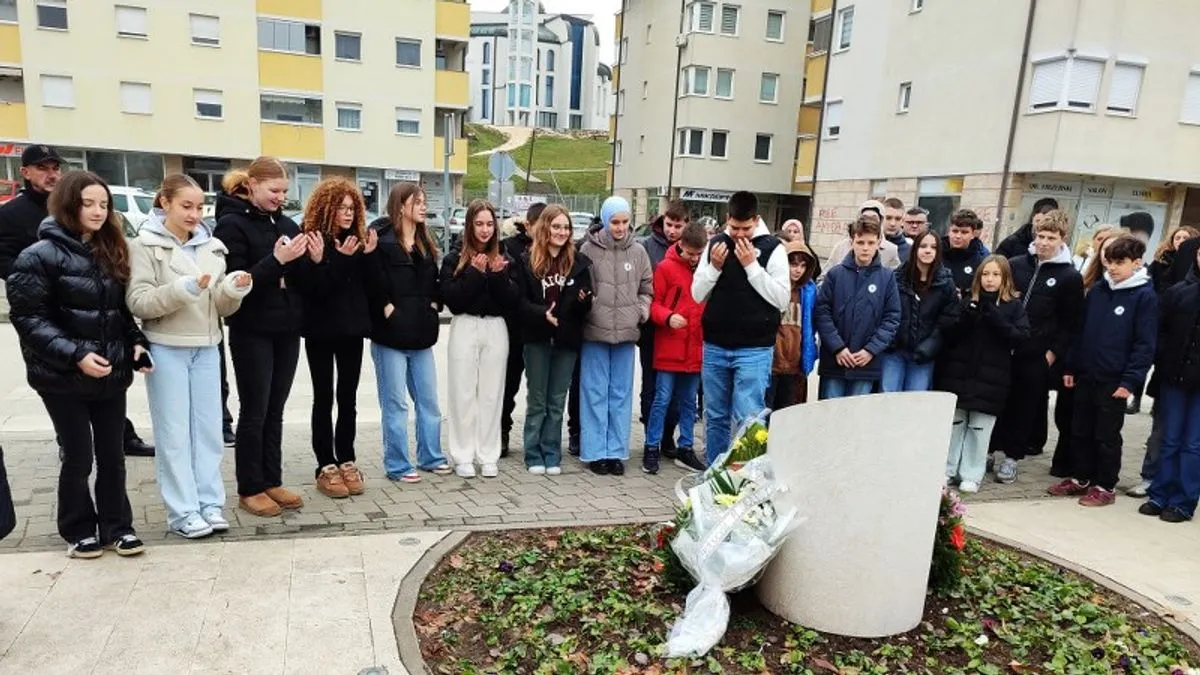 Prisutnima se obratio i općinski načelnik Migdad Hasanović, koji je istakao da je važno Srebrenicu pamtiti, ali ne samo kao žrtvu nego i kao heroja