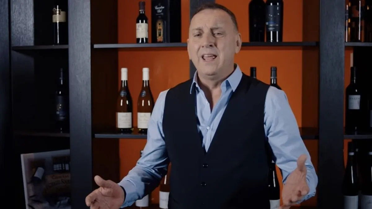 Poznat je po kombinaciji tradicionalnih balkanskih folk elemenata sa modernijim ritmovima