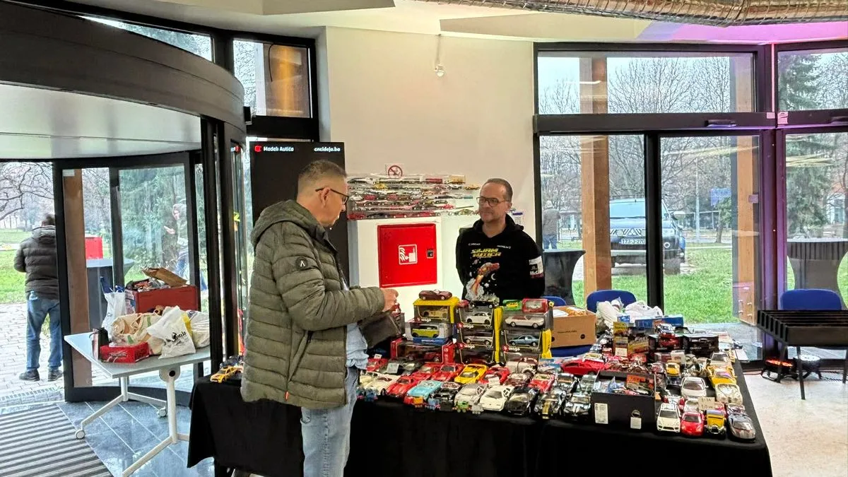 Ovaj sajam ima posebnu misiju, a to je da razveseli novogodišnje praznike djeci bez roditeljskog staranja. 