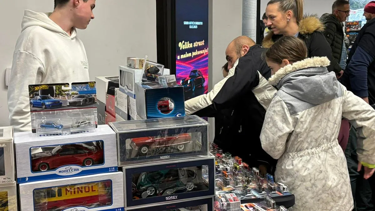 Ovaj sajam ima posebnu misiju, a to je da razveseli novogodišnje praznike djeci bez roditeljskog staranja. 