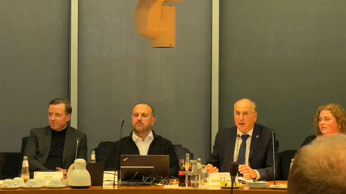 Nakon obraćanja gostiju, posjetioci su učestvovali u konstruktivnoj i sadržajnoj debati, u kojoj su razmijenjena mišljenja o ulozi bh. dijaspore.