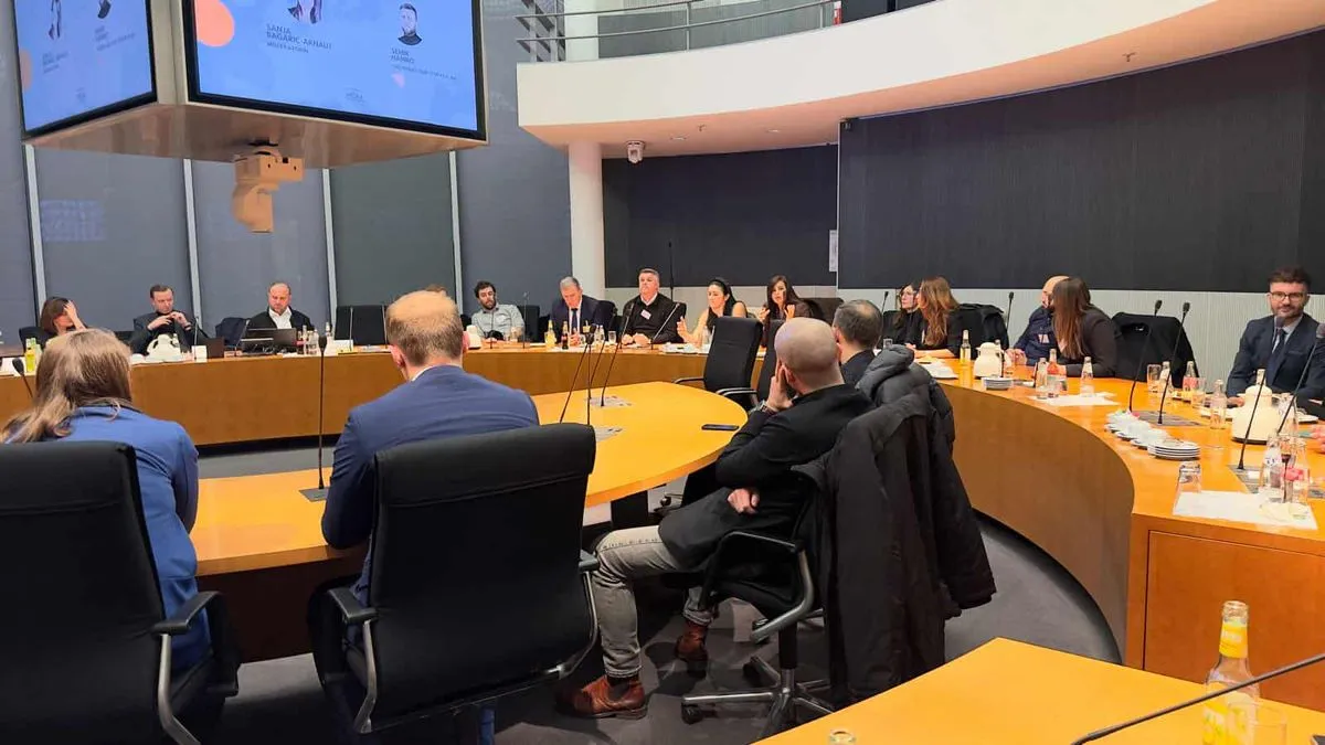 Nakon obraćanja gostiju, posjetioci su učestvovali u konstruktivnoj i sadržajnoj debati, u kojoj su razmijenjena mišljenja o ulozi bh. dijaspore.