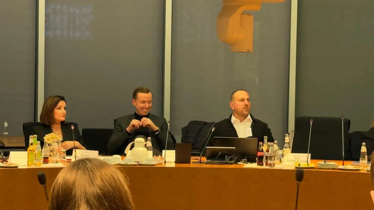 Nakon obraćanja gostiju, posjetioci su učestvovali u konstruktivnoj i sadržajnoj debati, u kojoj su razmijenjena mišljenja o ulozi bh. dijaspore.