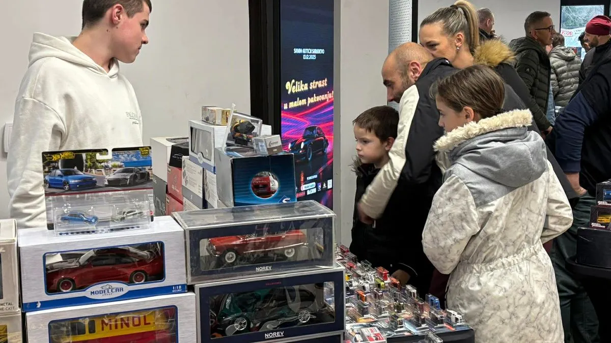 Ovaj sajam ima posebnu misiju, a to je da razveseli novogodišnje praznike djeci bez roditeljskog staranja. 