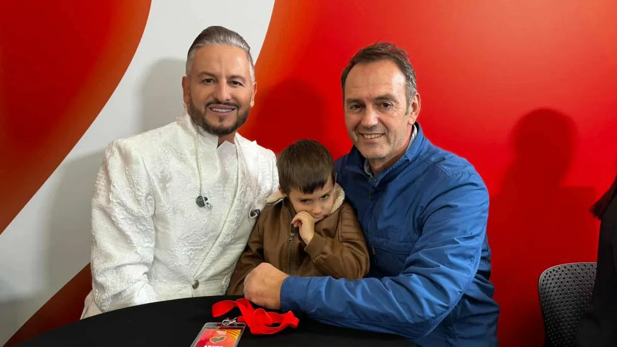 Okupio je renomirani tim saradnika koji je vodio računa o svakom segmentu njegovog nastupa