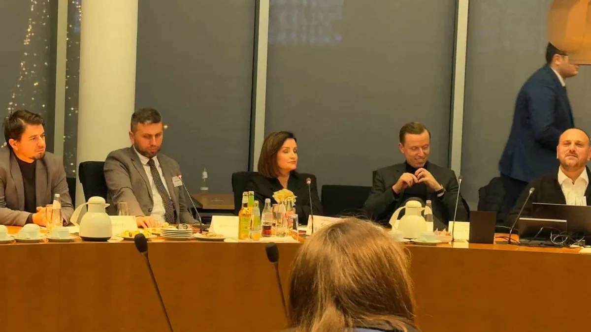 Nakon obraćanja gostiju, posjetioci su učestvovali u konstruktivnoj i sadržajnoj debati, u kojoj su razmijenjena mišljenja o ulozi bh. dijaspore.