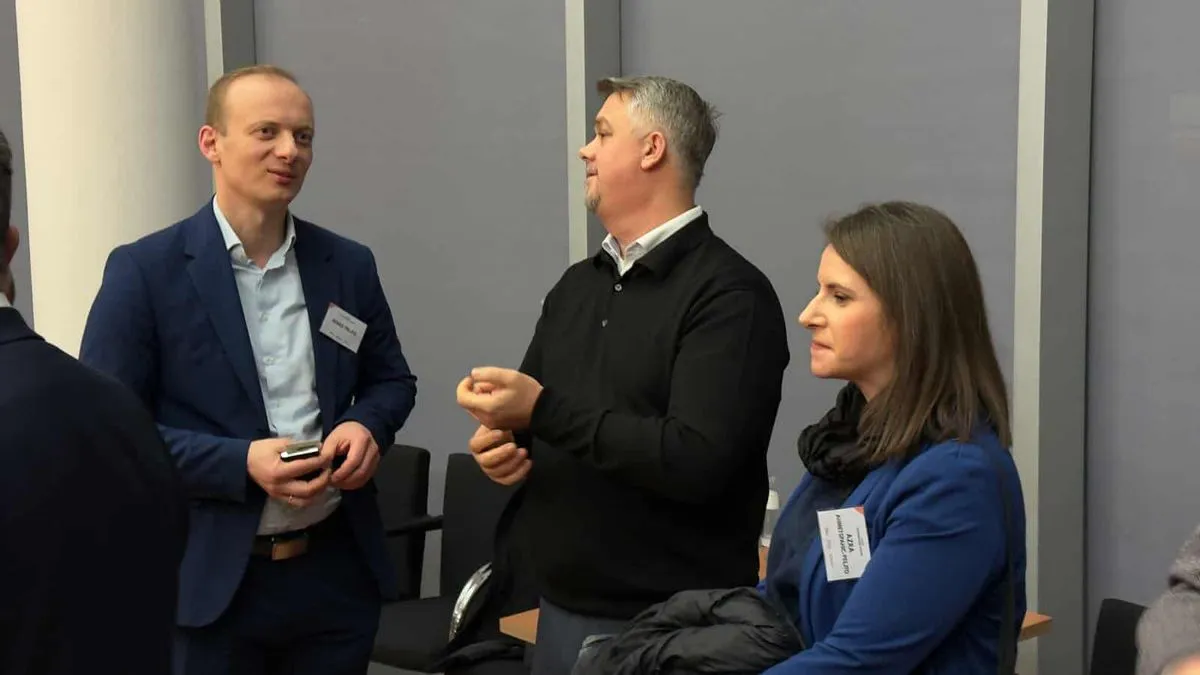 Nakon obraćanja gostiju, posjetioci su učestvovali u konstruktivnoj i sadržajnoj debati, u kojoj su razmijenjena mišljenja o ulozi bh. dijaspore.