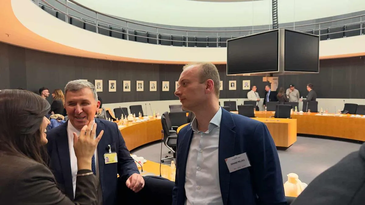 Nakon obraćanja gostiju, posjetioci su učestvovali u konstruktivnoj i sadržajnoj debati, u kojoj su razmijenjena mišljenja o ulozi bh. dijaspore.