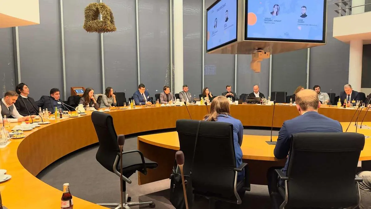 Nakon obraćanja gostiju, posjetioci su učestvovali u konstruktivnoj i sadržajnoj debati, u kojoj su razmijenjena mišljenja o ulozi bh. dijaspore.