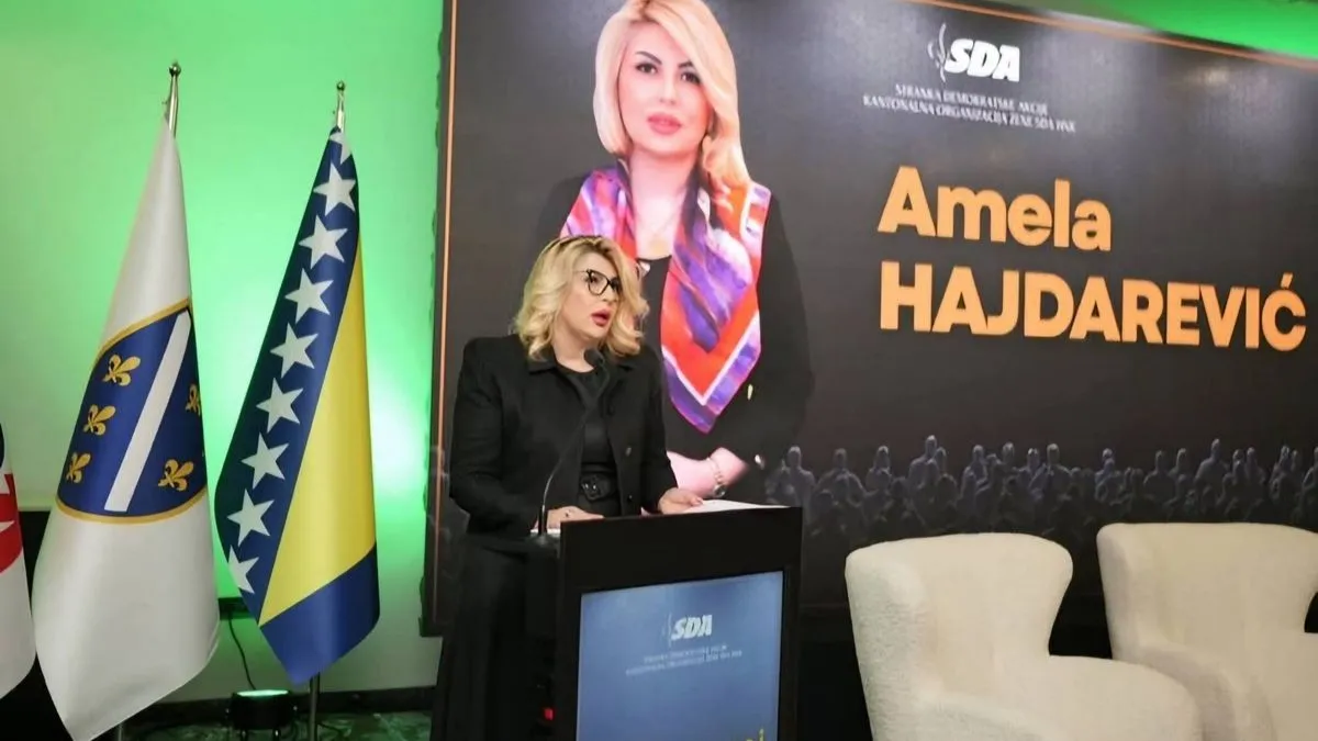 Na tribini su govorile zastupnica u Skupštini Kantona Sarajevo Sebija Izetbegović i delegatkinja u Domu naroda Federacije Bosne i Hercegovine Aida Obuća