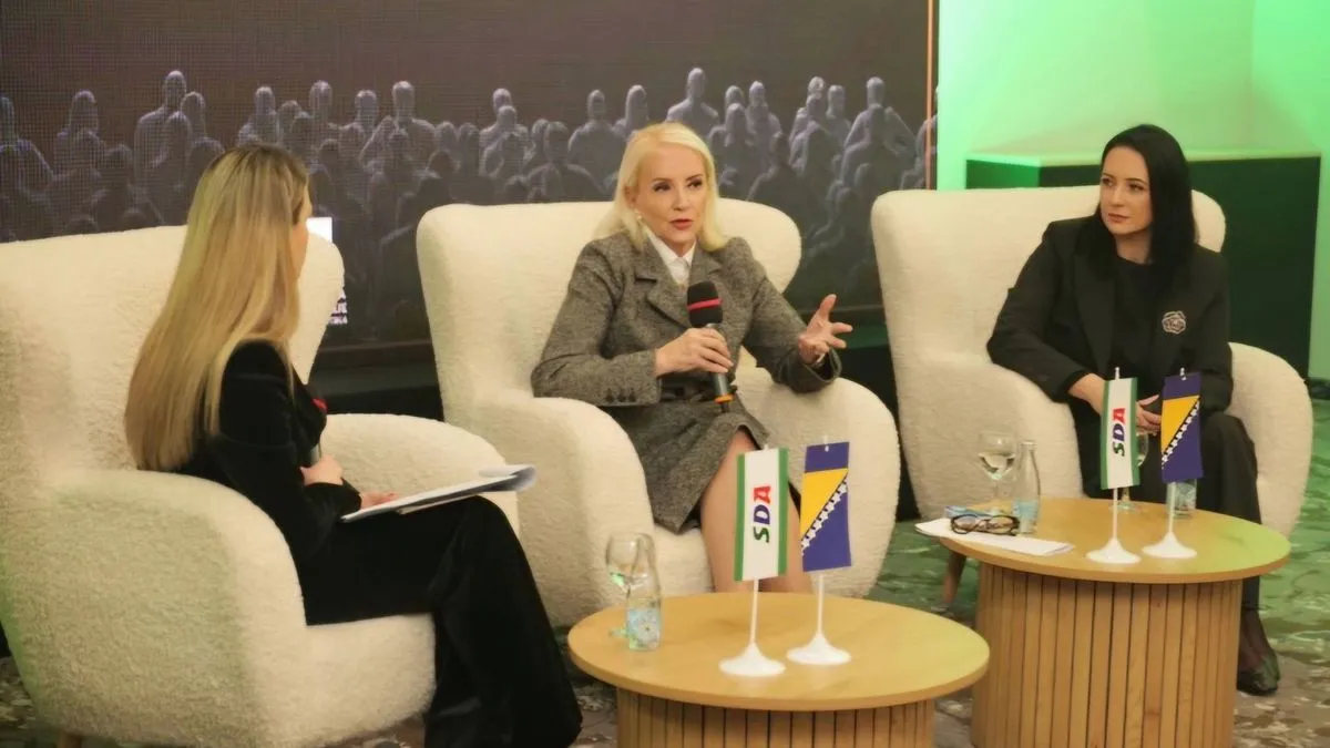 Na tribini su govorile zastupnica u Skupštini Kantona Sarajevo Sebija Izetbegović i delegatkinja u Domu naroda Federacije Bosne i Hercegovine Aida Obuća