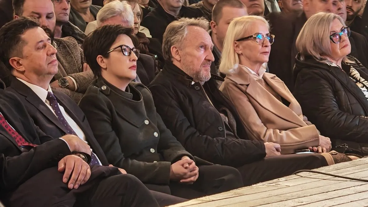 Odnos međunarodne zajednice prema SDA se, konstatovao je Izetbegović, potpuno promijenio u posljednje vrijeme