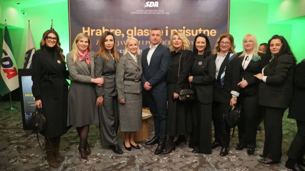 Na tribini su govorile zastupnica u Skupštini Kantona Sarajevo Sebija Izetbegović i delegatkinja u Domu naroda Federacije Bosne i Hercegovine Aida Obuća