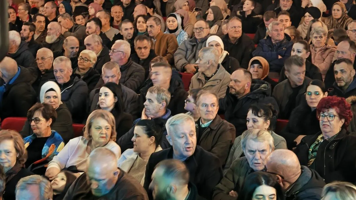 Odnos međunarodne zajednice prema SDA se, konstatovao je Izetbegović, potpuno promijenio u posljednje vrijeme