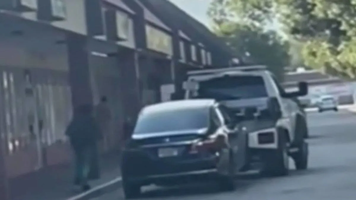 Policija je kontaktirala vučnu službu, nakon čega se Suarez vratio na mjesto događaja s automobilom, gdje je odmah uhapšen